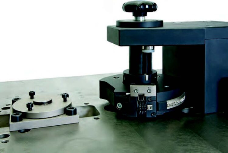 Abroll-Typenhalter mit automatisch schaltenden Prägewerk