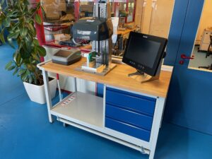 Prägestation mit Nadelmarkierer für Gussteile