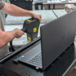 Laserkopf Und Laptop