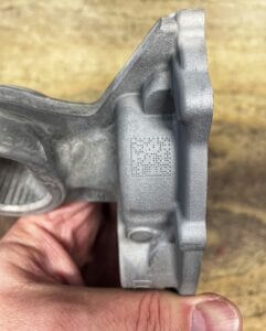 Bauteil aus der Automobilindustrie mit einem Data-Matrix-Code zur Rückverfolgbarkeit.